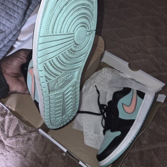 Nike Air Jordan 1 Low - Mint Teal with Peach Swoosh - Picture 3 of 4